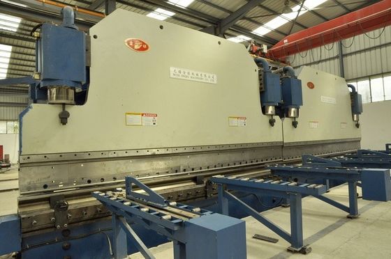 Dubbele aaneenschakelingscnc hydraulische plaat buigende machine voor lichte poolproductielijn